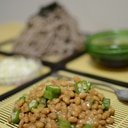 納豆大量消費にお勧めなオクラ入り納豆ざるそば